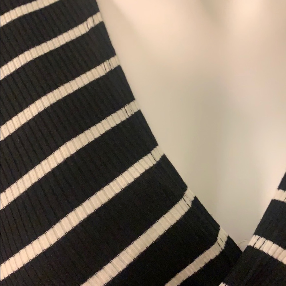 Cap sleeve low cut top - Picture 2 of 2